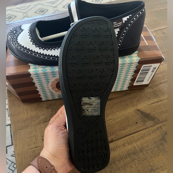 New Comfortable Fabric Women's Mary Jane Flats
Black and white - woman’s size 8. - Picture 4 of 6
